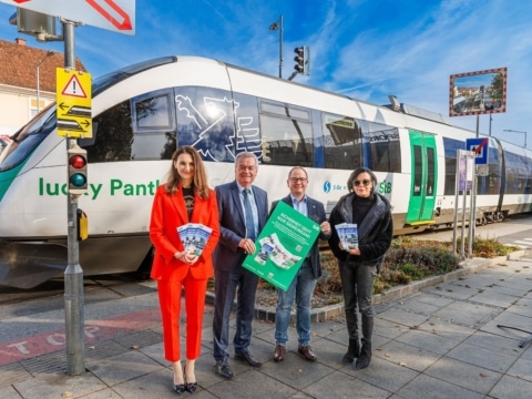 Zu sehen sind: v.l.n.r. Frau Mag. Dr. Heike Krug-Leitold, Herr LH-Stv. Anton Lang, Frau Direktor Ronald Kiss, Verkehrssicherheitsexpertin Maria Knauer-Lukas