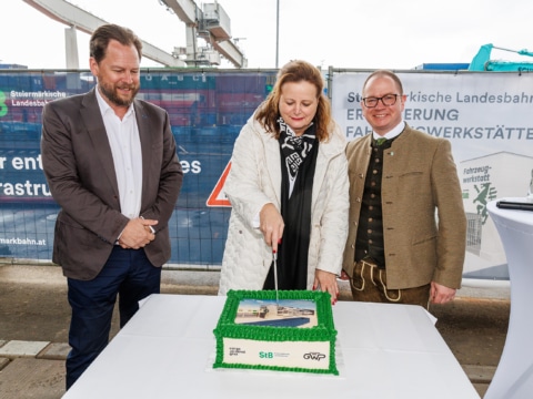 vlnr.: Bmst. DI Reinhard Hinrichs (Geschäftsführer Güterterminal Werndorf Projekt GmbH); Verkehrslandesrätin Mag. Dr. Claudia Holzer; Mag. (FH) Ronald Kiss (Direktor Steiermärkische Landesbahnen)