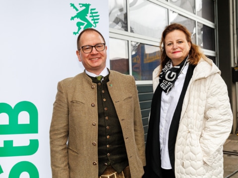 Mag. (FH) Ronald Kiss (Direktor Steiermärkische Landesbahnen) und Verkehrslandesrätin Mag. Dr. Claudia Holzer