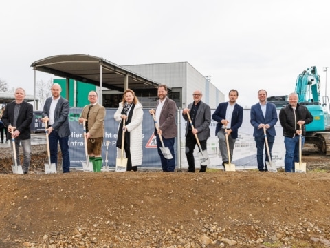 Foto v.l.n.r.: Ing. Willibald Harb (Infrastruktur Steiermärkische Landesbahnen) BM DDI Daniel Gößler (Leiter Infrastruktur Steiermärkische Landesbahnen) Mag. (FH) Ronald Kiss (Direktor Steiermärkische Landesbahnen) Verkehrslandesrätin Mag. Dr. Claudia Holzer Bmst. DI Reinhard Hinrichs (Geschäftsführer Güterterminal Werndorf Projekt GmbH) Dr. Robert Brugger (Geschäftsführer Cargo Center Graz Betriebs GmbH und Co KG) Mag. Heimo Kniechtl (Geschäftsführer Güterterminal Werndorf Projekt GmbH) Bmstr. Ing. Robert Zach (Geschäftsführer BHM Ingenieure) Ing. Christian Kirchsteiger (Teamleiter Leitungsbau Porr Bau GmbH)