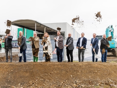 Foto v.l.n.r.: Ing. Willibald Harb (Infrastruktur Steiermärkische Landesbahnen) BM DDI Daniel Gößler (Leiter Infrastruktur Steiermärkische Landesbahnen) Mag. (FH) Ronald Kiss (Direktor Steiermärkische Landesbahnen) Verkehrslandesrätin Mag. Dr. Claudia Holzer Bmst. DI Reinhard Hinrichs (Geschäftsführer Güterterminal Werndorf Projekt GmbH) Dr. Robert Brugger (Geschäftsführer Cargo Center Graz Betriebs GmbH und Co KG) Mag. Heimo Kniechtl (Geschäftsführer Güterterminal Werndorf Projekt GmbH) Bmstr. Ing. Robert Zach (Geschäftsführer BHM Ingenieure) Ing. Christian Kirchsteiger (Teamleiter Leitungsbau Porr Bau GmbH)